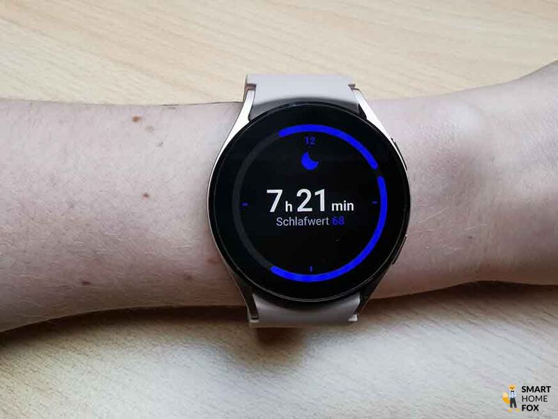 Man sieht den Sleep Score auf der Samsung Galaxy Watch 4.
